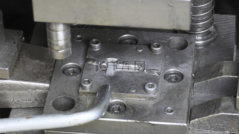 中空吹塑模具：揭秘其制作工艺与选型关键**
